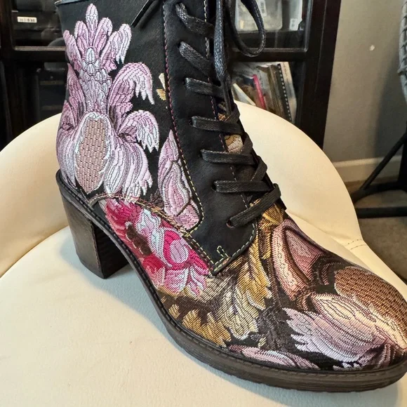 L’Artiste New in Box Elegant Floral Lace-Up Boots - Black and Pink Brocade Sz 8 - Picture 3 of 10
